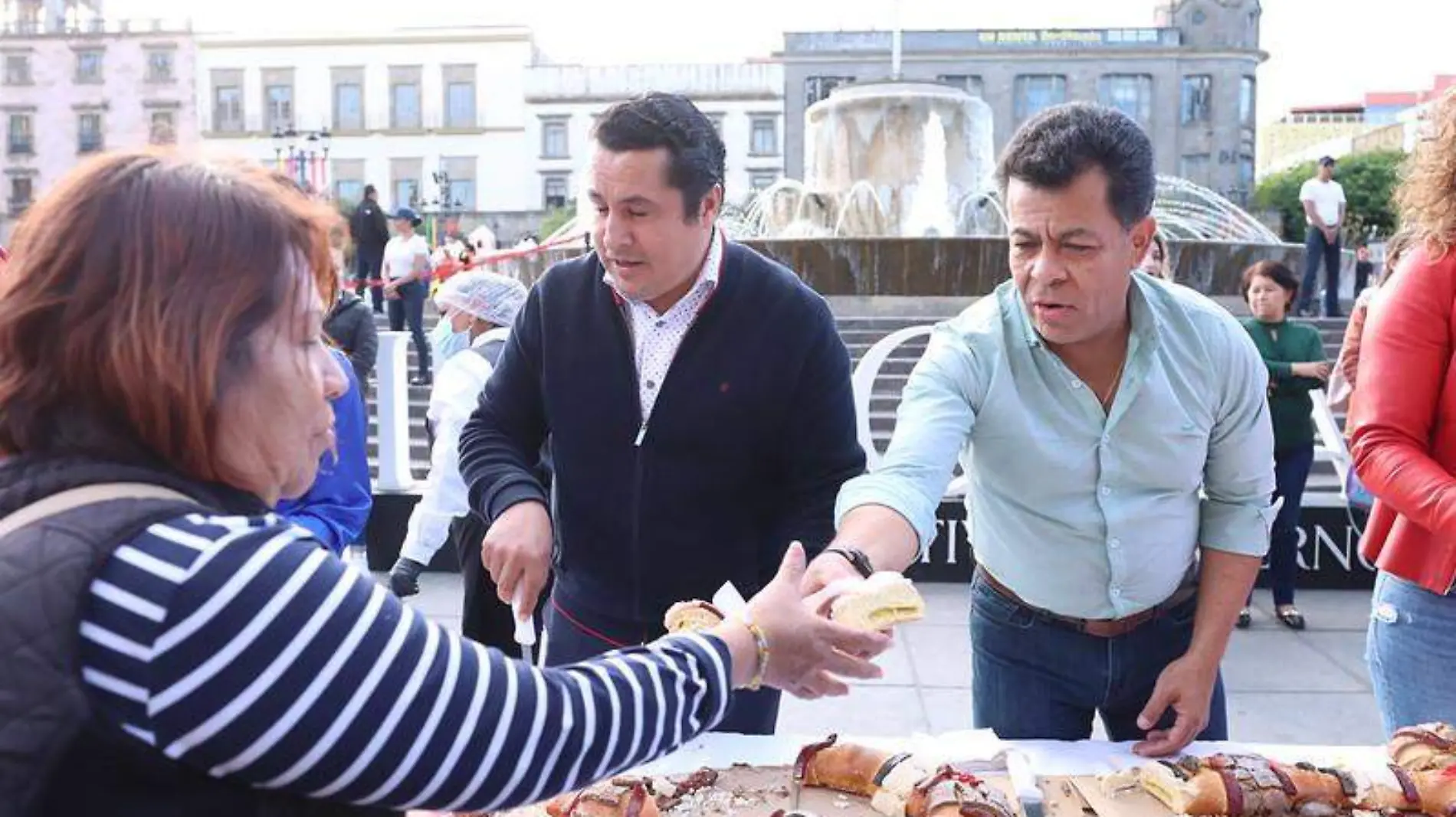 Reparten Rosca de Reyes en Guadalajara